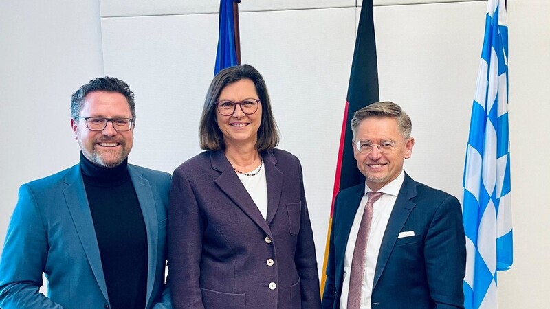 Gerhard Hopp (l.) bedankt sich bei Landtagspräsidentin Ilse Aigner und Landtagsvizepräsident Tobias Reiß für das Vertrauen.