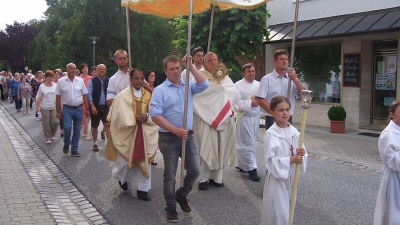 In einer langen Prozession zog man mit dem Allerheiligsten durch die Straßen von Ettling.