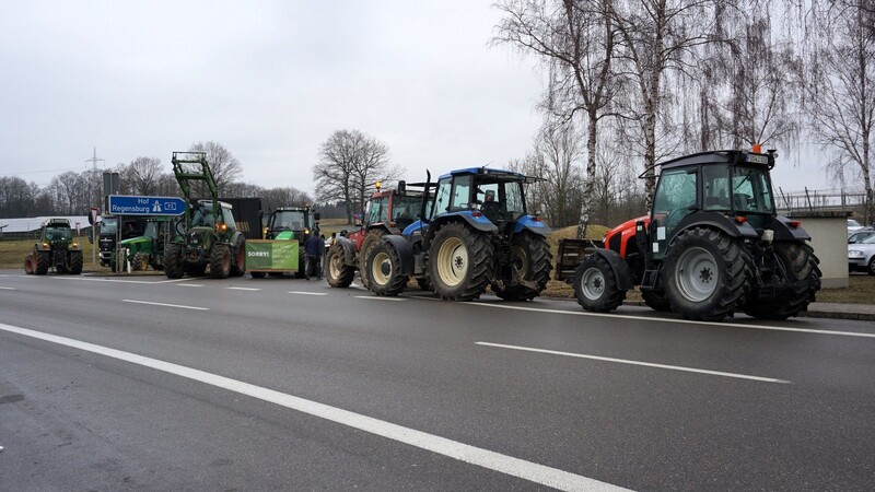 Ab 8 Uhr blockierten die Landwirte mit ihren Traktoren die Autobahnauffahrten.
