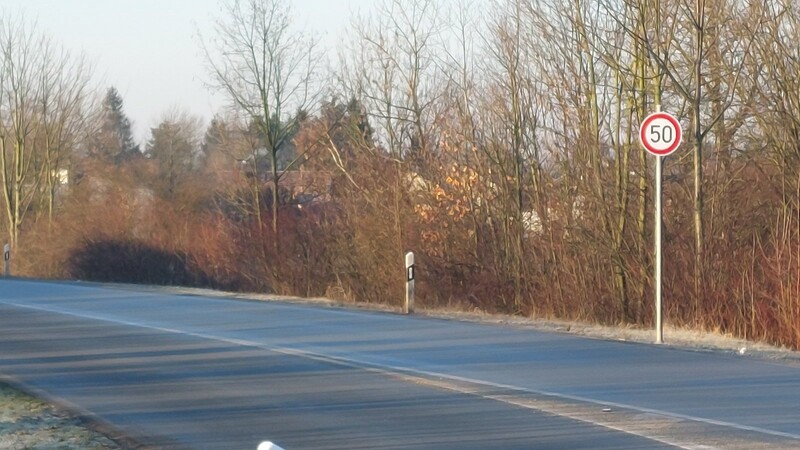 Auf das 50er-Schild zwischen dem Kreisverkehr bei der Feuerverzinkerei Wiendl und dem Ortsschild muss man jetzt besonders achten.