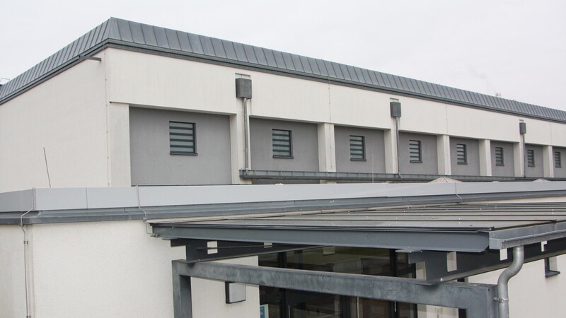 Das Dach der Johann-Brunner-Mittelschule ist marode. Es müsste dringend saniert werden - dennoch werden nun die Sportanlagen vorgezogen. Denn dafür gibt es aller Wahrscheinlichkeit noch Fördermittel.