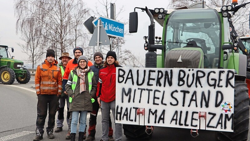 "Halt ma alle zam", so lautete der Appell der Bauern, die sich an der A92-Auffahrt Pilsting/Großköllnbach in Richtung München aufgestellt haben.