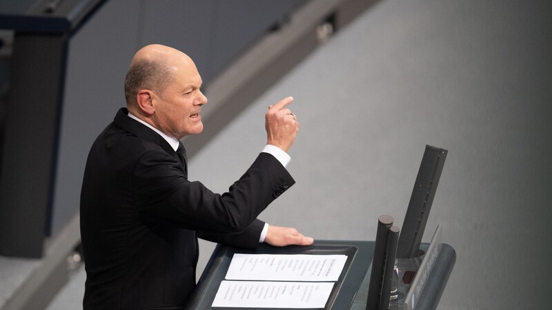 Der Bundeskanzler Olaf Scholz (SPD) spricht im Bundestag in der Generaldebatte zum Etat des Bundeskanzlers und des Bundeskanzleramts.
