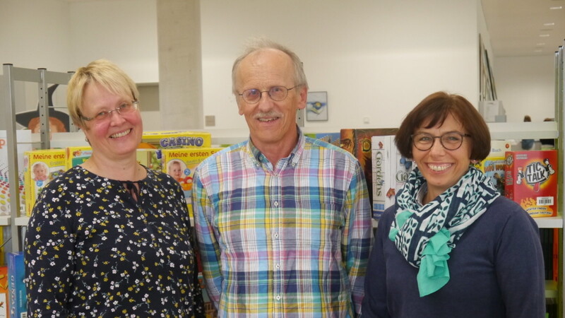 Werden als Vorsitzende für weitere vier Jahre die Mitglieder der Landkreis-Bücherein vernetzen (v.l.): Martina Leßmann (Bücherei Ergolding), Bernhard Sotzny (Bücherei Rottenburg) und Gudrun Steiger (Bücherei Furth).
