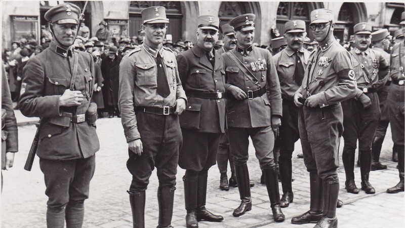 Anlässlich des Landshuter Besuchs des bayerischen Innenministers und SA-Obergruppenführer Adolf Wagner stehen am 15. März 1933 SA-Männer vor dem Rathaus.