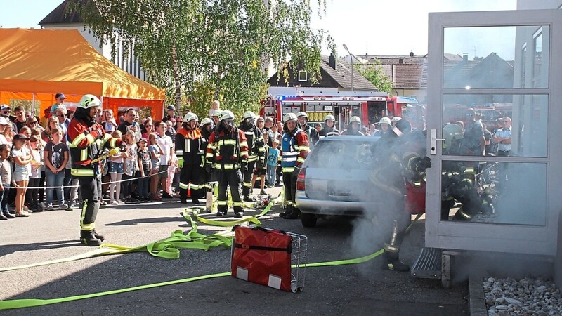 Bei der Atemschutzübung zeigten die Feuerwehrleute aus Außernzell und Iggensbach, wie sie beim Brand in einem Gebäude nach einer vermissten Person suchen.