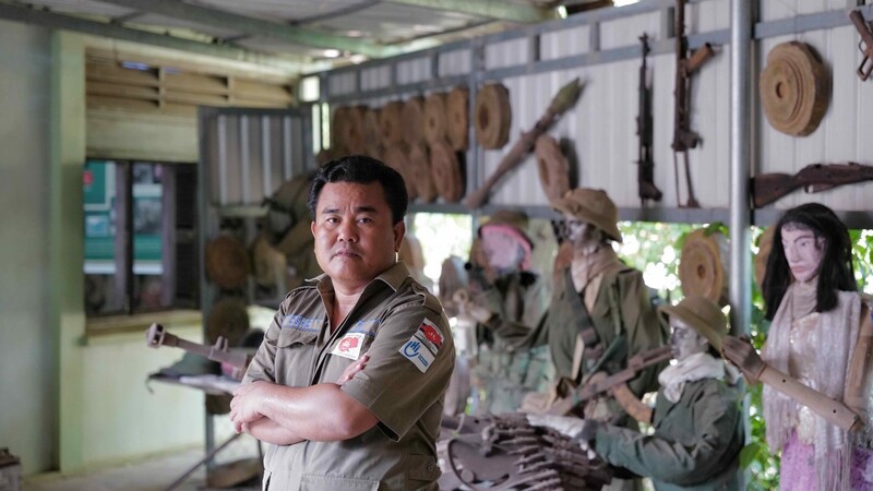 Aki Ra, geboren Anfang der 1970er-Jahre als Eoun Yak, musste als Kindersoldat für die Roten Khmer kämpfen. Dabei legte er auch unzählige Landminen. Heute hat er sich dem Kampf gegen die Gefahr von Landminen und Blindgängern verschrieben.