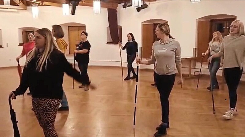 Noch ohne Besen und in Zivil: Stefanie Zigan und die anderen Hexen beim Einstudieren der Tänze in der Jugendbildungsstätte