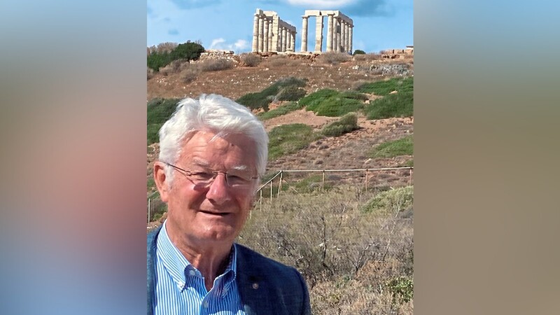 In seiner Freizeit reist Theo Zellner gerne. Das Bild zeigt ihn vor dem Poseidontempel auf Kap Sounion südlich von Athen und erinnert ihn an den Griechisch-Unterricht am Humanistischen Gymnasium in Cham.
