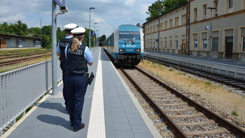 Bundespolizisten beim Streifengang im Bahnhof Furth im Wald.