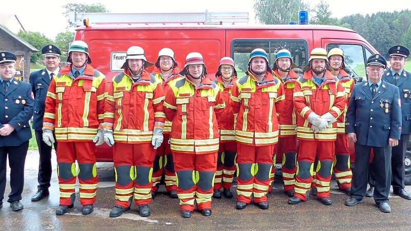 Die erfolgreichen Prüfungsteilnehmer mit den Vertretern der Feuerwehr Erpfenzell und Christian Meier.