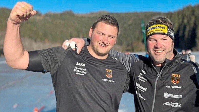 Europameister Michael Späth (links) freut sich mit dem drittplatzierten Peter Rottmoser vom SV Schechen über den Erfolg.