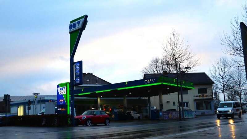 Noch steht OMV auf dem Tankstellenschild in der Straubinger Straße 9. Doch bald wird daraus eine Esso-Tankstelle.