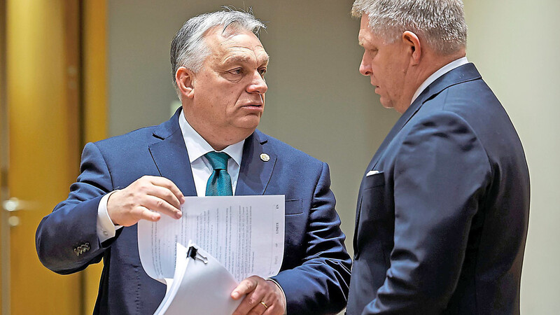 Ungarns Viktor Orbán (l.), hier im Gespräch mit dem slowakischen Premierminister Robert Fico, hat den Widerstand gegen weitere EU-Finanzhilfen für die Ukraine überraschend schnell aufgegeben.