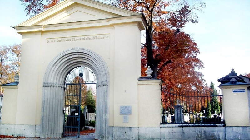 Die Friedhofsverwaltung Landshut meldet mehrfach abhanden gekommenen Grabschmuck.