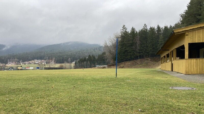 Das Hauptspielfeld des SV Lohberg ist derzeit gesperrt. Darüber, wie die Lösung aussehen soll, schweigen sich Gemeinde und Sportverein derzeit noch aus.