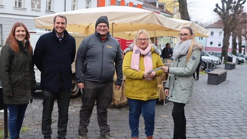 Miriam Leeb (l.) und Pia Wimmer (r.) vom Kulturamt Landau sowie Bürgermeister Matthias Kohlmayer (2.v.l.) begrüßten Marianne Sagstetter und ihren Sohn Thomas und überreichten die Zulassung für den Marktstand.