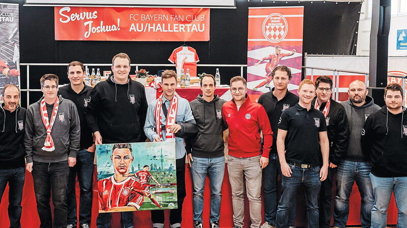 Die Vorstandschaft des FC Bayern-Fanclubs Au/Hallertau um die beiden Vorsitzenden Andreas Gruber (4.v.l.) und Martin Sebald (3.v.l.) nahm Joshua Kimmich in ihre Mitte.