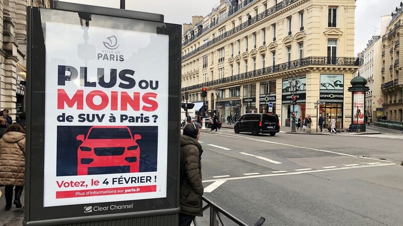Auf einer Werbetafel informiert die Stadt Paris über eine Bürgerbefragung zu erhöhten Parkgebühren für SUV. Bei der Befragung an diesem Sonntag (4. Februar) kann die Bevölkerung entscheiden, ob es zu der Verdreifachung der Parkgebühren auf öffentlichen Parkplätzen für die schweren Stadtgeländewagen kommt.