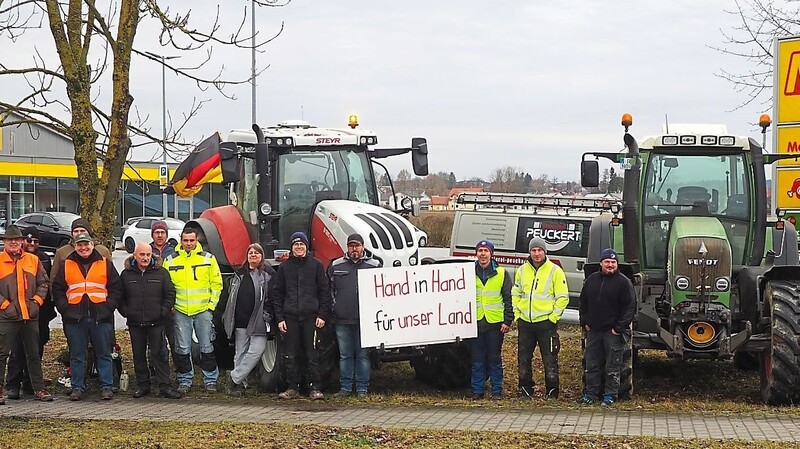 Nicht nur Landwirte waren am Kreisverkehr in Niederreisbach zusammengekommen und suchten das Gespräch mit der Bevölkerung.