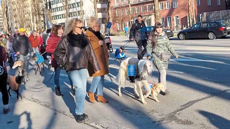 Mit zwei ihrer insgesamt sieben Hunde nahm Sabrina Regensperger an der Demo teil. Besonders der russische Windhund erregte Aufmerksamkeit.