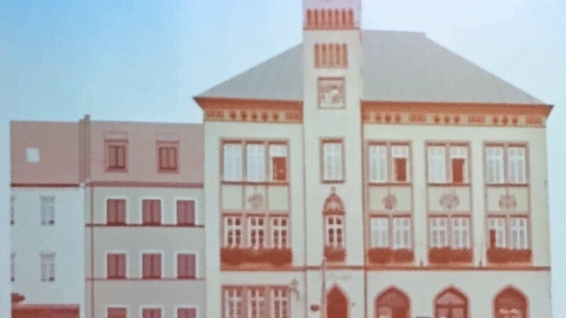 Die Stadt will das Erdgeschoss des Rathauses grundlegend sanieren und zwei Ladeneinheiten einbauen. Hier die Rathausansicht des Architekten Bernhard Paringer aus Landshut, die er im Stadtrat vorstellte.