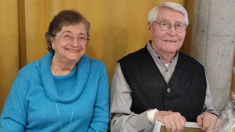 Marika und Walter sind die ersten Ehrenmitglieder der Drachselsrieder Gemeindebücherei.