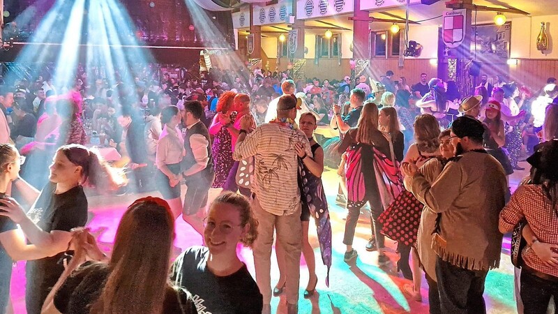 Rund 800 Gäste fanden sich zum Prosdorfer FFW-Ball in der Festhalle ein.