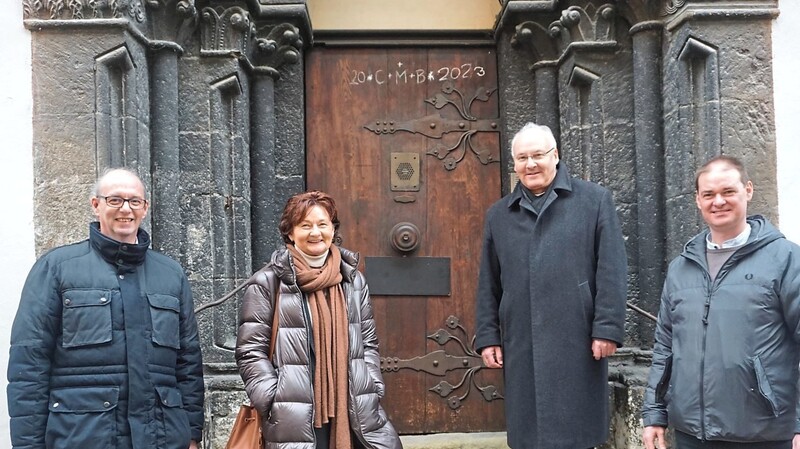Vor dem Portal der Galluskapelle: (von links) Wolfgang Neiser (Kunstsammlungen des Bistums), Maria Baumann (Diözesankonservatorin), Bischof Rudolf Voderholzer und Martin Braun (Administrator des Domkapitels).