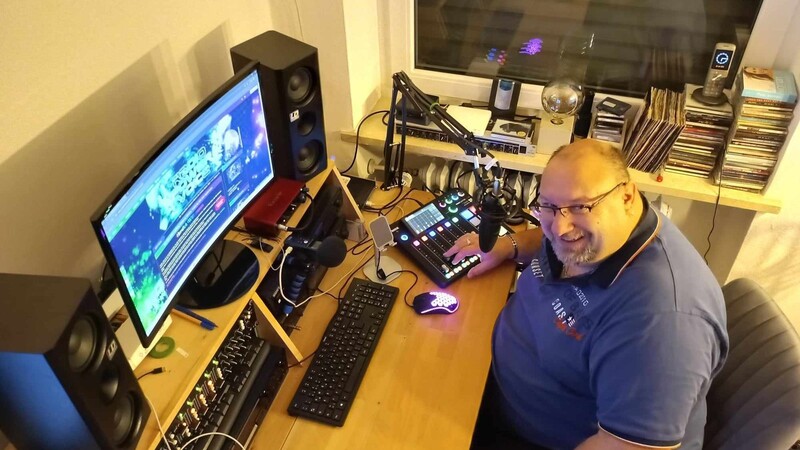 Als "DJ Nightman" legt Armin Steinhauser beim Online-Radio ""PowerVoice" etwa einmal pro Woche auf.