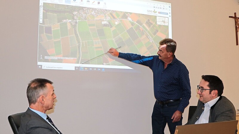 Manfred Lichtl zeigte auf der Karte die Grundwasser-Problemstellen.