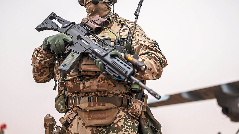 Ein Soldat der Bundeswehr steht am Stützpunkt in Tillia, wo die EUTM Mali Joint Special Operations Task Force GAZELLE Soldaten der Nigrischen Armee ausbildet. Der Einsatz wird für die deutsche Wehrbeauftragte Eva Högl immer fragwürdiger.