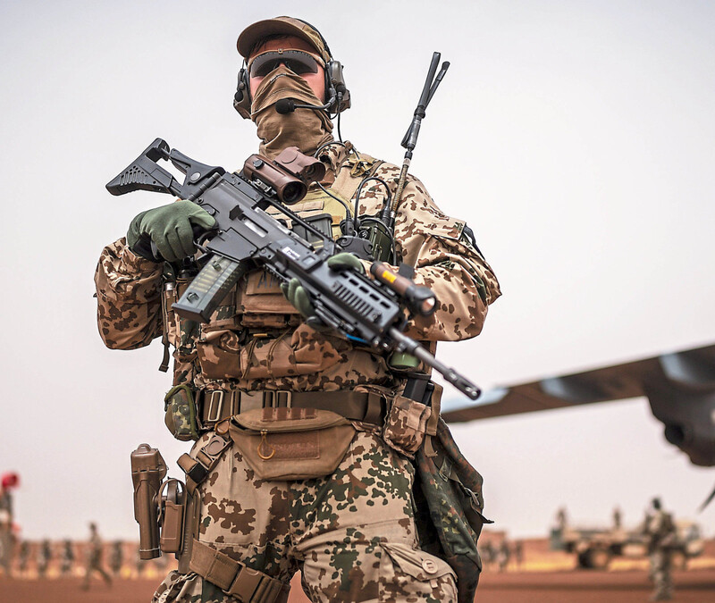 Ein Soldat der Bundeswehr steht am Stützpunkt in Tillia, wo die EUTM Mali Joint Special Operations Task Force GAZELLE Soldaten der Nigrischen Armee ausbildet. Der Einsatz wird für die deutsche Wehrbeauftragte Eva Högl immer fragwürdiger. 