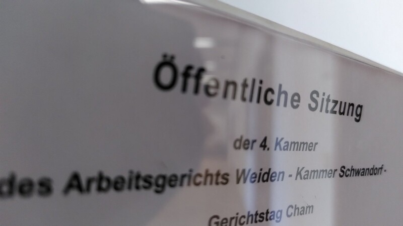 Ein Paar klagt gegen seine fristlose Kündigung vor dem Arbeitsgericht Weiden, Kammer Schwandorf.