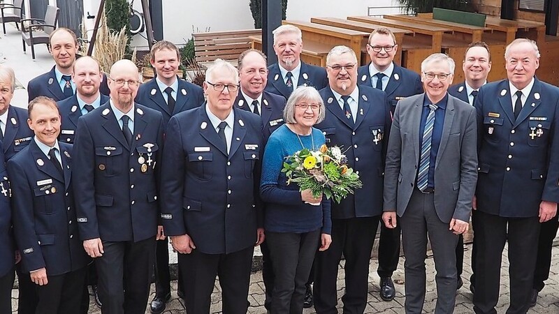 Die Landkreisführungsriege gratulierte dem neu ernannten Ehrenkreisbrandmeister Heinz Klinger.