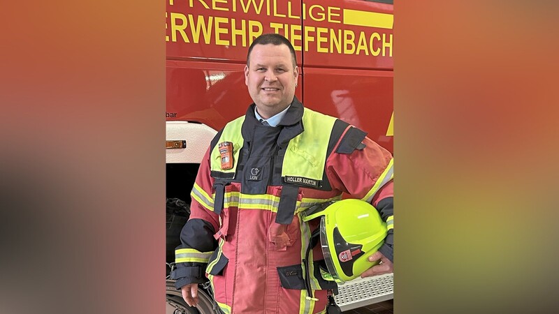 Seit 2009 ist Martin Holler Kommandant der Freiwilligen Feuerwehr Tiefenbach. Demnächst wird er außerdem den Posten des Kreisbrandmeisters für den Bereich Tiefenbach übernehmen. Dafür muss er noch den Verbandsführerlehrgang absolvieren.