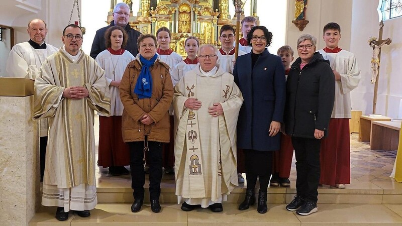 Vertreter der Pfarrgemeinde und der weltlichen Vereine sagten Dank für 40 Jahre Pfarrer in Blaibach.