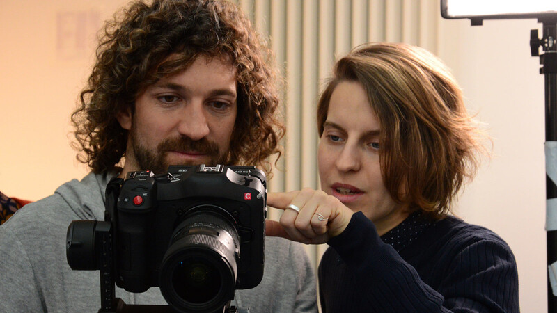 Janina Ludwig und Kameramann Alexander Andy begutachten die gerade gemachte Aufnahme.
