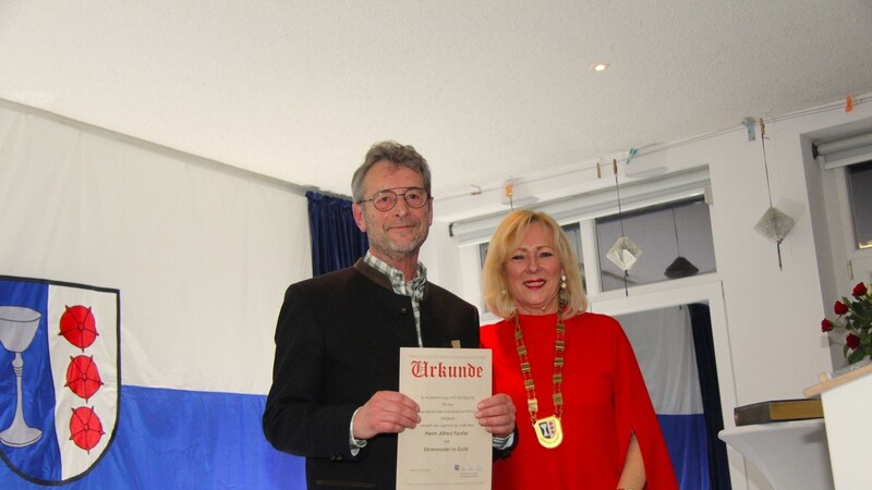 Bürgermeisterin Rosa-Maria Maurer verleiht die Goldene Ehrennadel an Alfred Forster.