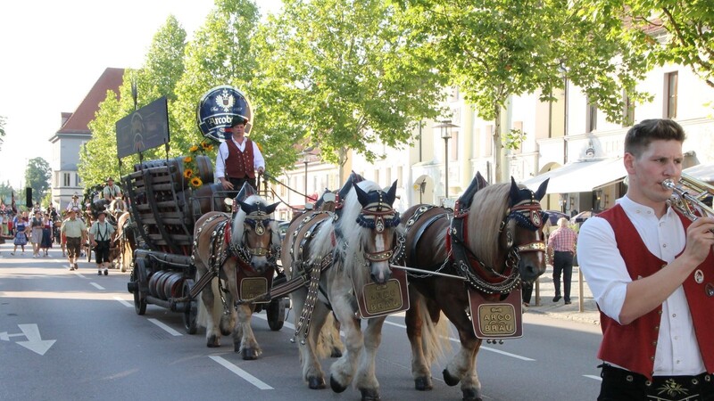 Mit einem langen Festzug durch die Stadt wird am Mittwoch, 29. Mai, das Plattlinger Volksfest eröffnet. Mit dabei ist auch das Brauereigespann von Arcobräu Moos.