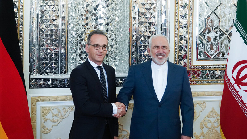 Irans Außenminister Mohammed Dschawad Sarif (r.) begrüßt seinen deutschen Amtskollegen Heiko Maas in Teheran.