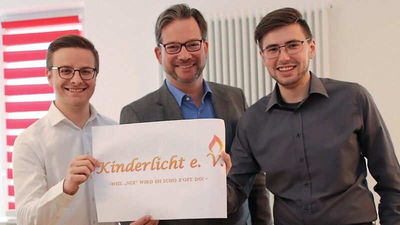 Florian Pronold ist Schirmherr des Vereins Kinderlicht. Kassier Julian Dietlmeier (l.) und Vorsitzender Enrico Koch freuen sich über die Hilfe.