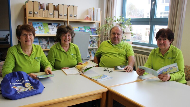 Angelika Scherr, Maria Schneider, Wolfgang Eichinger und Elfriede Pölsterl (von links) sind als Lesepaten an Grundschulen im Einsatz.