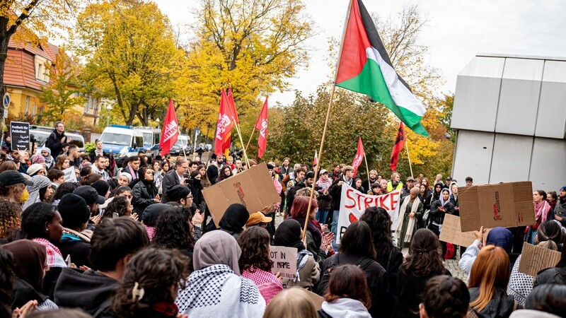 Immer wieder protestieren in den vergangenen Monaten seit Beginn der Gaza-Offensive Studenten an der Freien Universität (FU) Berlin für Palästina. Auch zu einer Hörsaalbesetzung kam es bereits.