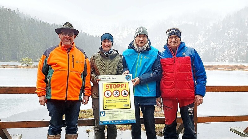 Die Untere Naturschutzbehörde, die Bayerischen Staatsforsten Bodenmais, die Bergwacht Lam und die Gebietsbetreuung Naturpark appellieren an die Vernunft der Wintersportler, die Wegegebote einzuhalten.