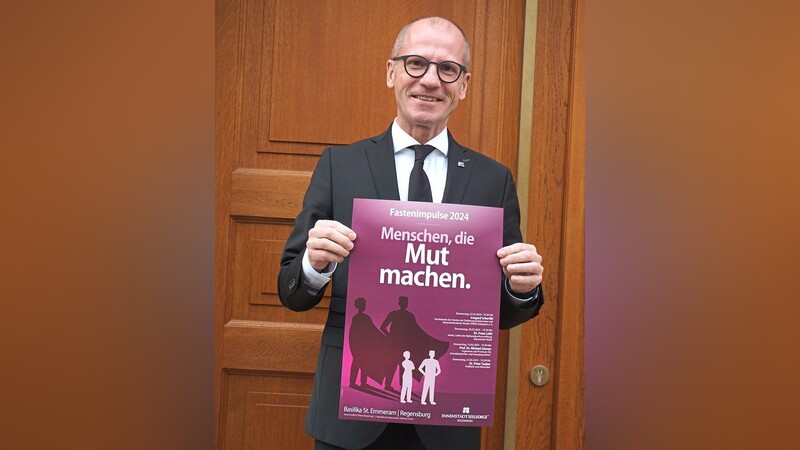 Roman Gerl mit dem Plakat für die Fastenimpulse.
