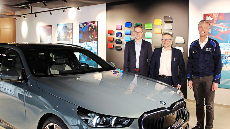 Oliver Munder, Produktmanager für den BMW 5er Touring (v. l.), Stefan Schmid, Betriebsratsvorsitzender des Dingolfinger BMW-Werks, und Werkleiter Christoph Schröder stellten am Dienstag den neuen BMW 5er Touring vor. Die vollelektrische Variante des Fahrzeugs kostet ab etwa 70.000 Euro.