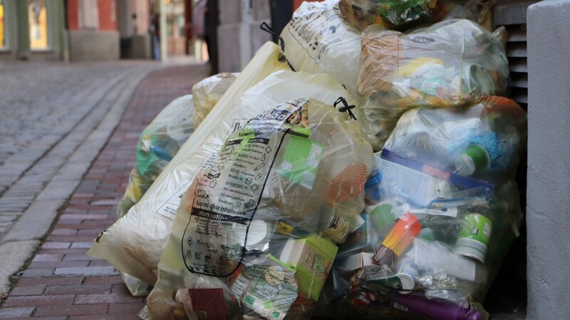 Durchschnittlich landen im Landkreis Landshut jährlich etwa 4200 Tonnen an Verpackungsmüll in Gelben Säcken.
