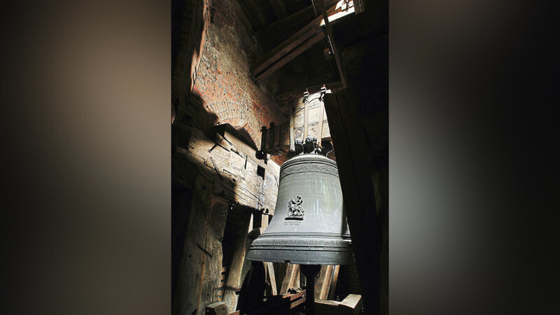 So imposant hängt die Dechantglocke mit ihren rund 5300 Kilogramm im Martinsturm.