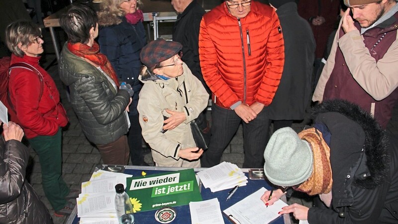 Ein großer Teil der Teilnehmer an der Anti-Rechts-Demo in Deggendorf sprach sich per Unterschrift gegen den Aschermittwochs-Treff der AfD in Osterhofen aus.